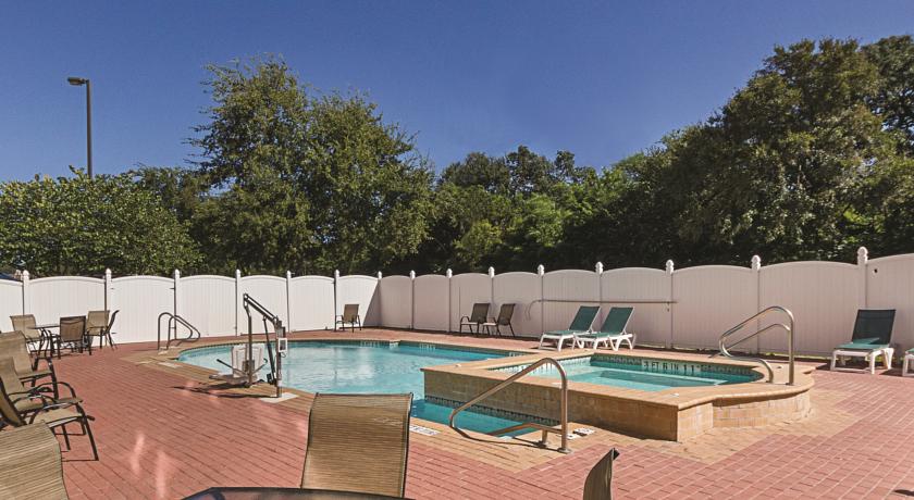 La Quinta Inn & Suites by Wyndham San Antonio The Dominion